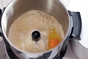 Preparazione Crostata sbriciolata alle pere, amaretti e cioccolato  - Fase 2