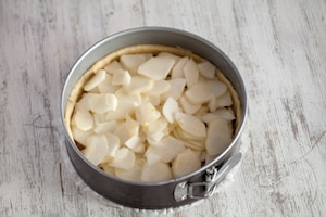 Preparazione Crostata sbriciolata alle pere, amaretti e cioccolato  - Fase 4
