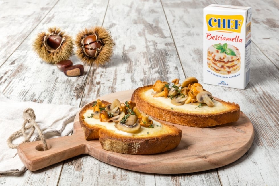 Crostoni autunnali con funghi pioppini e champignon ricetta