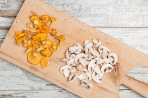 Preparazione Crostoni autunnali con funghi pioppini e champignon - Fase 1