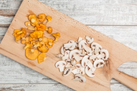 Preparazione Crostoni autunnali con funghi pioppini e champignon - Fase 1 Preparazione Crostoni autunnali con funghi pioppini e champignon - Fase 1