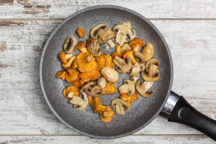 Preparazione Crostoni autunnali con funghi pioppini e champignon - Fase 1 Preparazione Crostoni autunnali con funghi pioppini e champignon - Fase 1
