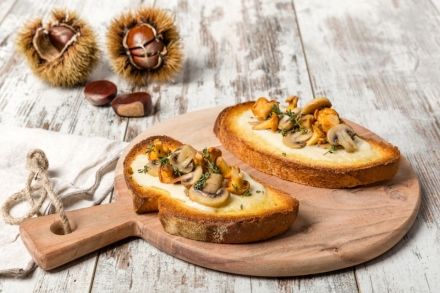 Preparazione Crostoni autunnali con funghi pioppini e champignon - Fase 3 Preparazione Crostoni autunnali con funghi pioppini e champignon - Fase 3