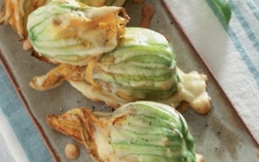Fiori di zucca fritti, ripieni di tofu, olive e capperi