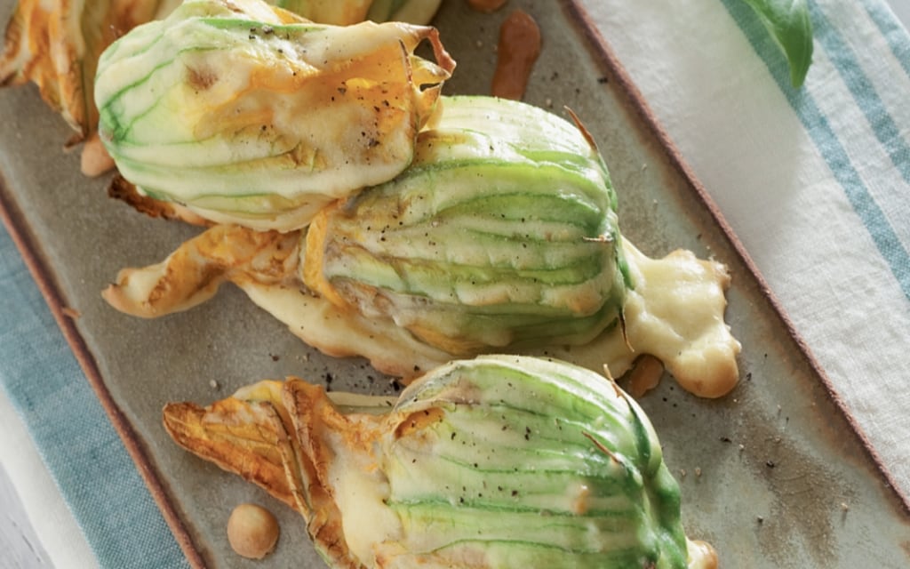 Fiori di zucca fritti, ripieni di tofu, olive e capperi