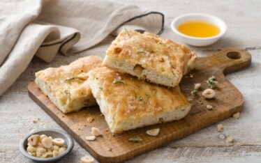 Focaccia al miele di sulla con nocciole e spezie