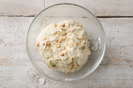 Preparazione Focaccia al miele di sulla con nocciole e spezie - Fase 1 Preparazione Focaccia al miele di sulla con nocciole e spezie - Fase 1