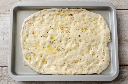 Preparazione Focaccia al miele di sulla con nocciole e spezie - Fase 2 Preparazione Focaccia al miele di sulla con nocciole e spezie - Fase 2