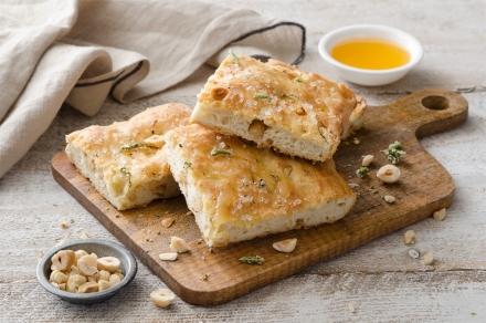 Preparazione Focaccia al miele di sulla con nocciole e spezie - Fase 3 Preparazione Focaccia al miele di sulla con nocciole e spezie - Fase 3