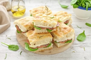 Preparazione Focaccia con salame, gorgonzola e spinacini  - Fase 5