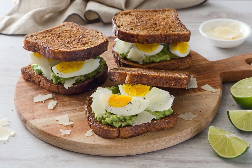 French toast con avocado, uova e scaglie di Grana Padano DOP ricetta