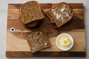 Preparazione French toast con avocado, uova e scaglie di Grana Padano DOP - Fase 1