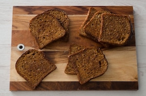 Preparazione French toast con avocado, uova e scaglie di Grana Padano DOP - Fase 1