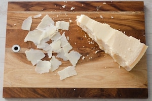 Preparazione French toast con avocado, uova e scaglie di Grana Padano DOP - Fase 3