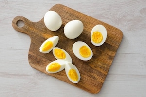 Preparazione French toast con avocado, uova e scaglie di Grana Padano DOP - Fase 2