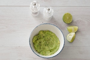 Preparazione French toast con avocado, uova e scaglie di Grana Padano DOP - Fase 2