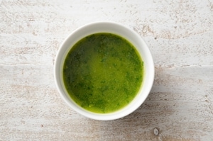 Preparazione Friselle con alici, arancia e miele di acacia - Fase 1