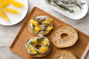 Preparazione Friselle con alici, arancia e miele di acacia - Fase 3