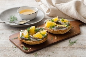 Preparazione Friselle con alici, arancia e miele di acacia - Fase 3