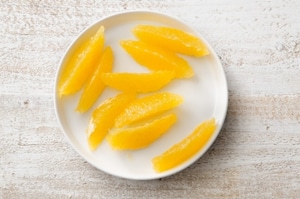 Preparazione Friselle con alici, arancia e miele di acacia - Fase 2