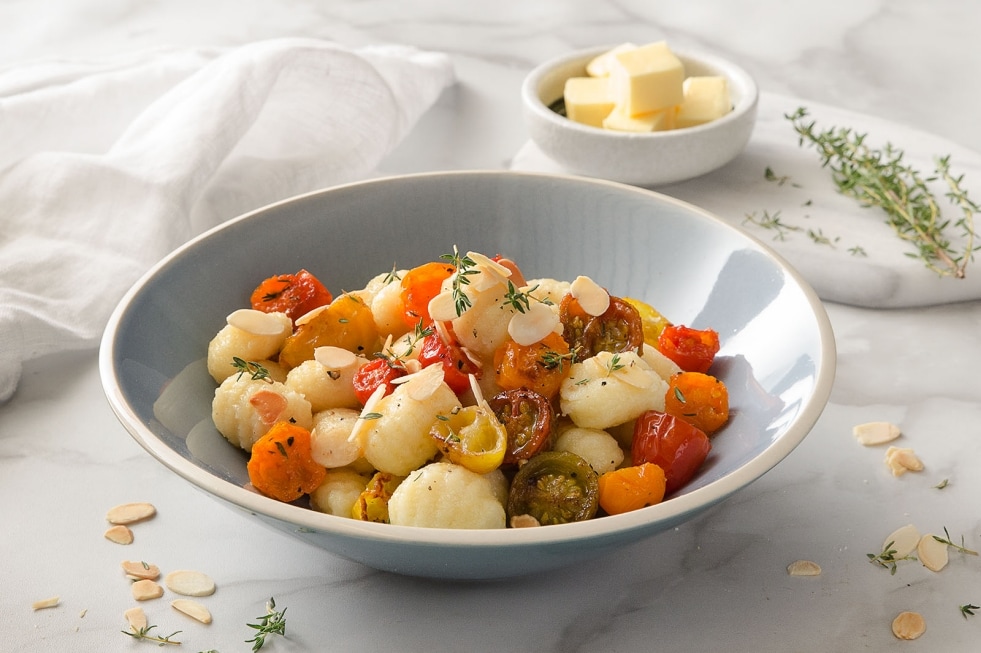 Gnocchi con pomodorini confit, timo e mandorle a scaglie ricetta