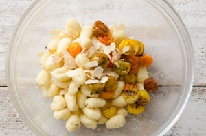 Preparazione Gnocchi con pomodorini confit, timo e mandorle a scaglie - Fase 2