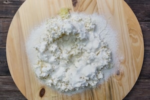 Preparazione Gnocchi di patate e formaggio al pesto leggero - Fase 1