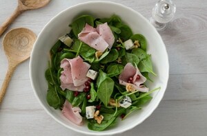 Preparazione Insalata invernale con prosciutto cotto, gorgonzola, melagrana e noci - Fase 3