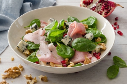 Preparazione Insalata invernale con prosciutto cotto, gorgonzola, melagrana e noci - Fase 4 Preparazione Insalata invernale con prosciutto cotto, gorgonzola, melagrana e noci - Fase 4