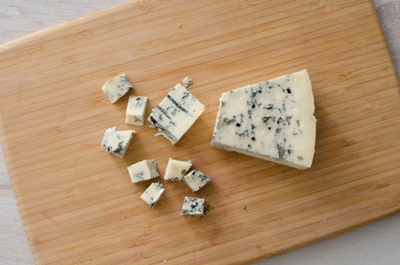 Preparazione Insalata invernale con prosciutto cotto, gorgonzola, melagrana e noci - Fase 2 Preparazione Insalata invernale con prosciutto cotto, gorgonzola, melagrana e noci - Fase 2