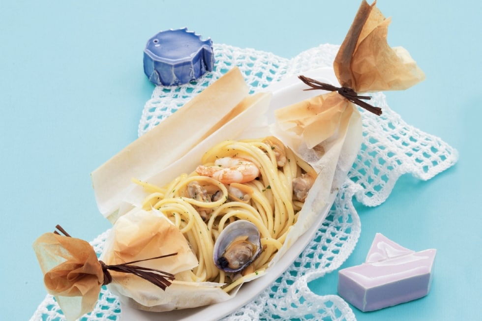 Linguine al cartoccio con vongole e gamberi ricetta