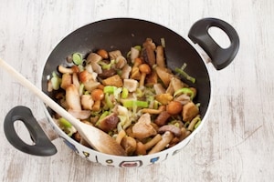 Preparazione Maccheroni gratinati ai funghi e mozzarella  - Fase 1