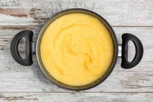 Preparazione Medaglioni di polenta grigliata con broccoli e prosciutto crudo croccante - Fase 1