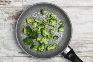 Preparazione Medaglioni di polenta grigliata con broccoli e prosciutto crudo croccante - Fase 2