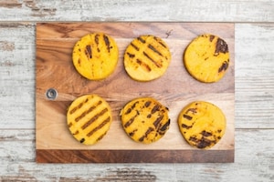 Preparazione Medaglioni di polenta grigliata con broccoli e prosciutto crudo croccante - Fase 4