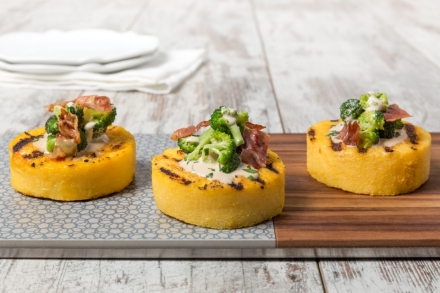 Preparazione Medaglioni di polenta grigliata con broccoli e prosciutto crudo croccante - Fase 4 Preparazione Medaglioni di polenta grigliata con broccoli e prosciutto crudo croccante - Fase 4