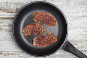 Preparazione Medaglioni di polenta grigliata con broccoli e prosciutto crudo croccante - Fase 3