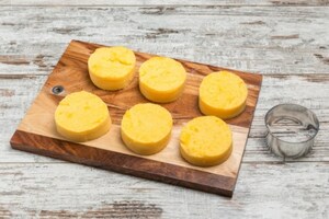 Preparazione Medaglioni di polenta grigliata con broccoli e prosciutto crudo croccante - Fase 3