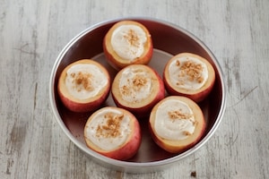 Preparazione Mele al forno ripiene di cheesecake  - Fase 2