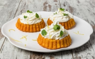 Mini torte di carote e zenzero con panna