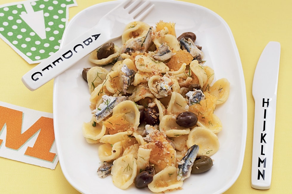 Orecchiette con sarde, olive, arancia e crumble di pane ricetta