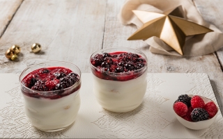 Panna cotta con coulis ai frutti di bosco Panna cotta con coulis ai frutti di bosco