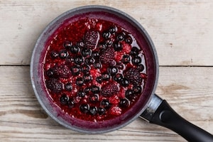 Preparazione Panna cotta con coulis ai frutti di bosco - Fase 3