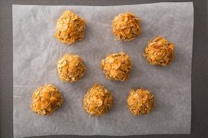 Preparazione Polpette con panatura di corn flakes e salsa al miele di castagno e birra - Fase 3