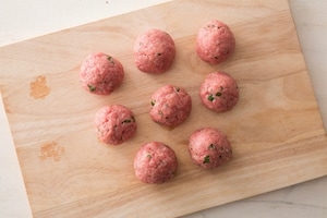 Preparazione Polpette con panatura di corn flakes e salsa al miele di castagno e birra - Fase 2