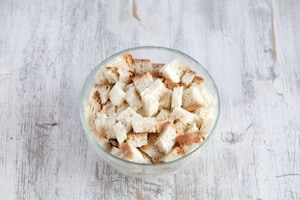 Preparazione Polpette di pane con mozzarella e pancetta  - Fase 1