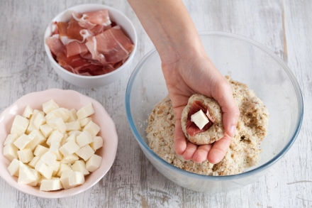 Preparazione Polpette di pane con mozzarella e pancetta  - Fase 2 Preparazione Polpette di pane con mozzarella e pancetta  - Fase 2