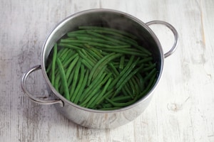 Preparazione Rotolo di frittata con fagiolini e culatello  - Fase 1