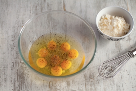 Preparazione Rotolo di frittata con fagiolini e culatello  - Fase 1 Preparazione Rotolo di frittata con fagiolini e culatello  - Fase 1