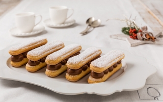Sandwich di savoiardi con cioccolato e crema di banana caramellata Sandwich di savoiardi con cioccolato e crema di banana caramellata